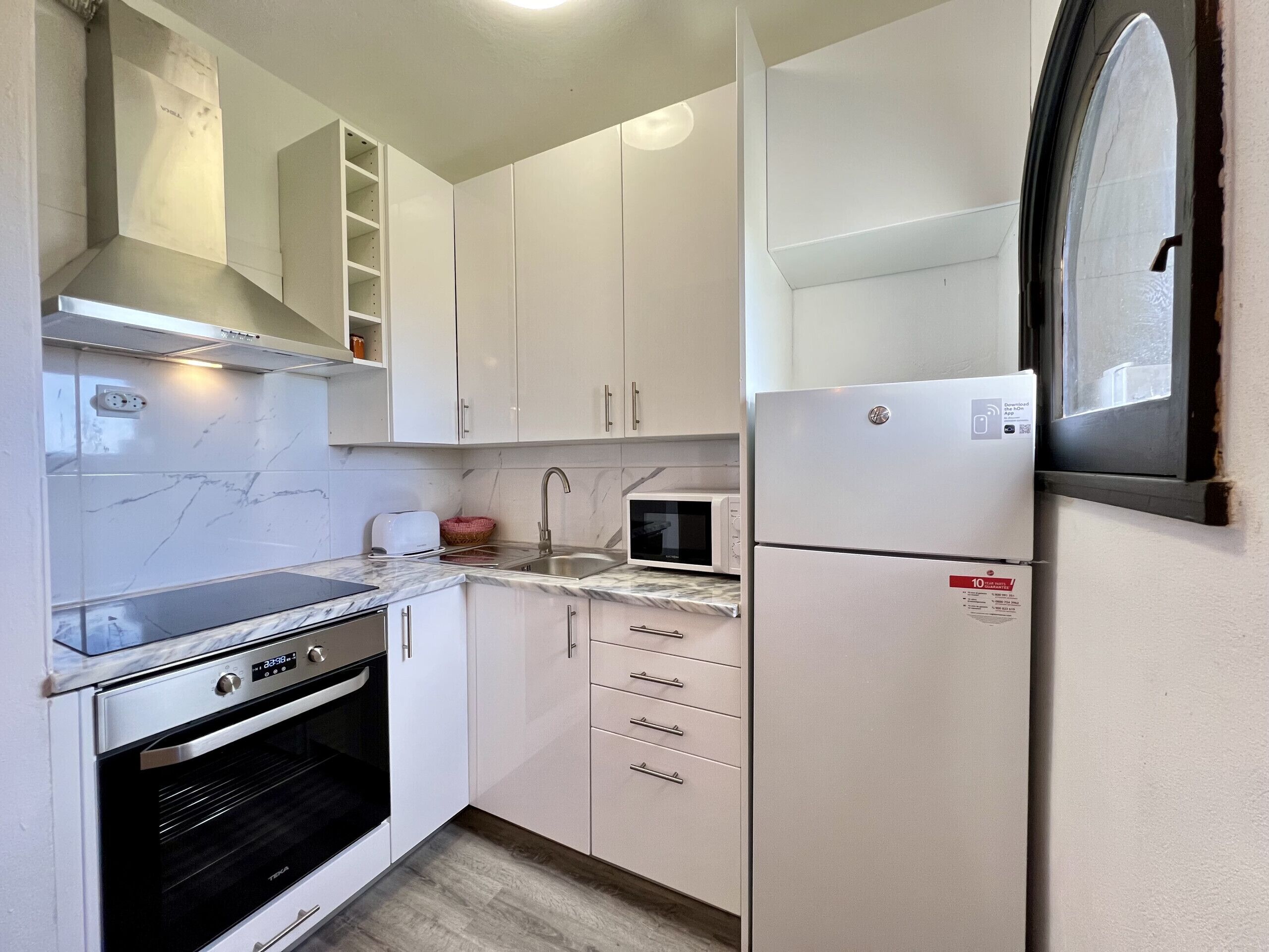 Fridge, microwave, oven, coffee/tea maker