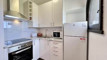 Fridge, microwave, oven, coffee/tea maker