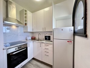 Een koelkast, een microgolfoven, een oven