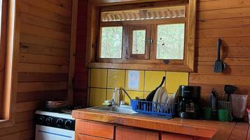 Kahvin-/teenkeitin, keittoastiat/astiat/ruokailuvälineet, ruokailupöytä