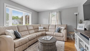 Smart TV, stereo - Newport Beach House with Huge Yard (Middletown)