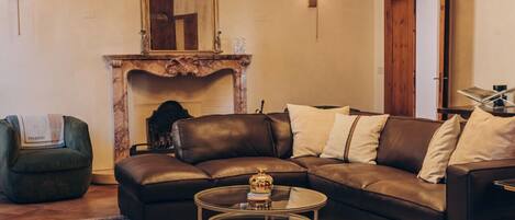 Smart-tv, boeken, een stereo en een printer