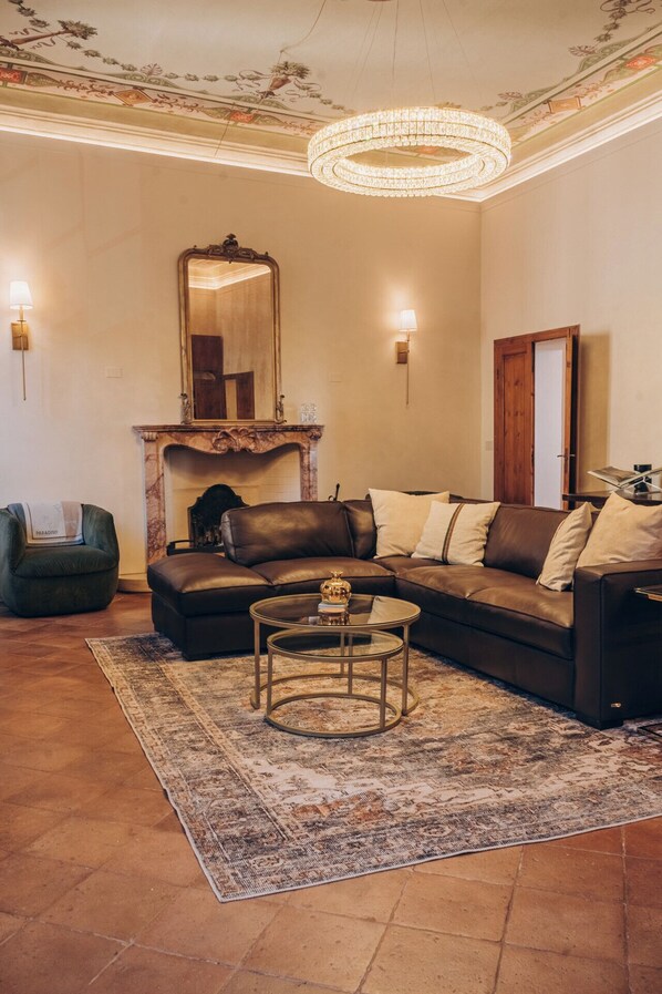 Téléviseur connecté, livres, chaîne audio, imprimante