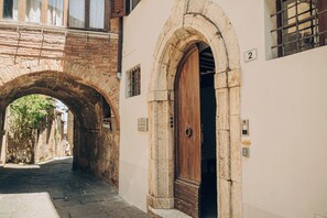 Exterior detail - Palazzo Tamanti - 4 King BR 6 Bath Estate Home in Montalcino Center (Montalcino)
