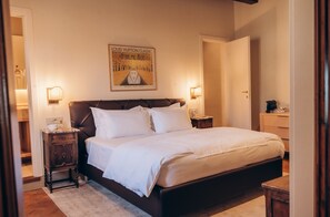 4 chambres, coffre-fort, bureau, fer et planche à repasser