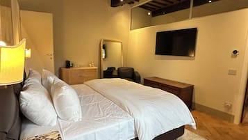 4 bedrooms, in-room safe, desk, iron/ironing board