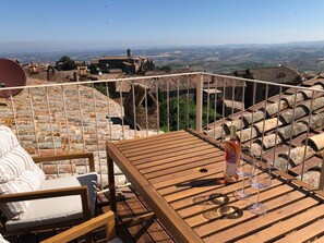 Outdoor dining - Palazzo Tamanti - 4 King BR 6 Bath Estate Home in Montalcino Center (Montalcino)