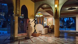 An indoor lobby with a large vase, a statue, and a patterned carpet. - Palais Villa Oyussoud (Marrakech)