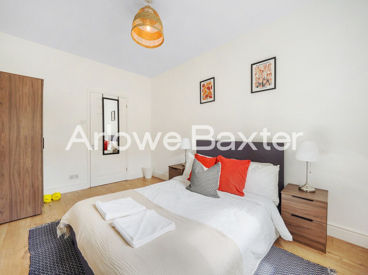 1 sovrum, skrivbord, strykjärn/strykbräda och resesäng