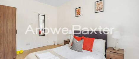 1 多间卧室、办公桌、熨斗/熨衣板、旅行婴儿床