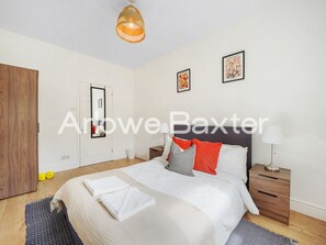 1 Schlafzimmer, Schreibtisch, Bügeleisen/Bügelbrett, Reisekinderbett