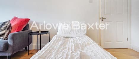 1 habitación, escritorio, tabla de planchar con plancha y cuna de viaje