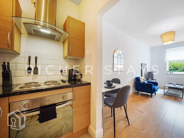 Fridge, microwave, oven, stovetop - Stylish Canary Wharf Apt | Corporates & Tourists (Greater London)