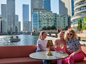 Outdoor dining - Stylish Canary Wharf Apt | Corporates & Tourists (Greater London)