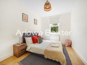 1 Schlafzimmer, Schreibtisch, Bügeleisen/Bügelbrett, Reisekinderbett