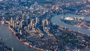 Vista aérea de una zona urbana densamente construida con un río que la atraviesa.