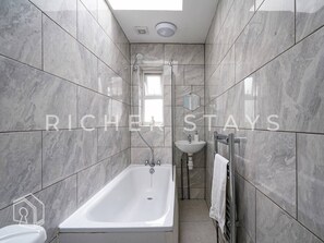 Secador de pelo y toallas