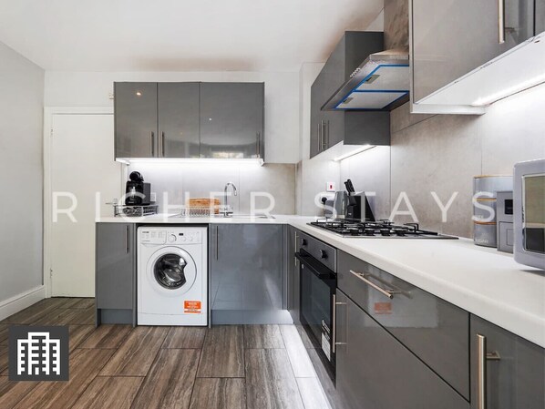 Fridge, microwave, oven, coffee/tea maker - Hackney Guest Rooms | Spacious Double (RM1) (Greater London)