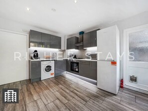 Fridge, microwave, oven, coffee/tea maker - Hackney Guest Rooms | Spacious Double (RM1) (Greater London)