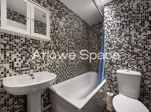 Hair dryer, towels - Hackney Guest Rooms | Spacious Double (RM1) (Greater London)