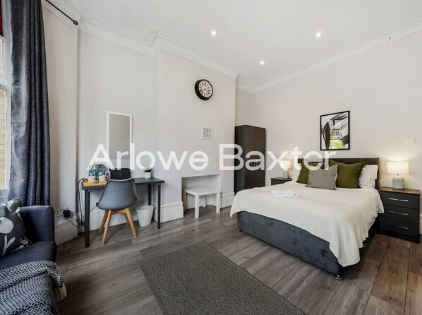 Desk, iron/ironing board, free WiFi - Hackney Guest Rooms | Spacious Double (RM1) (Greater London)