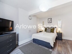 1 habitación, escritorio, tabla de planchar con plancha y wifi gratis 