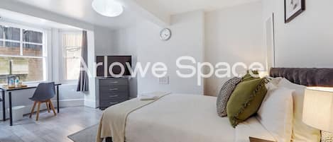 1 室のベッドルーム、デスク、アイロン / アイロン台、WiFi (無料)