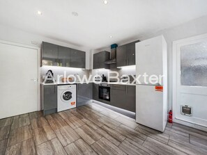 Fridge, microwave, oven, coffee/tea maker - Hackney Guest Rooms | Spacious Double (RM5) (Greater London)