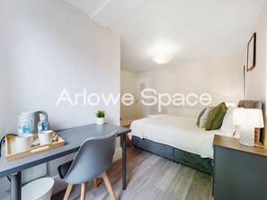 1 soverom, skrivebord, strykejern/-brett og wi-fi (inkludert)