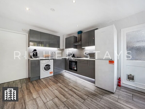 Fridge, microwave, oven, coffee/tea maker