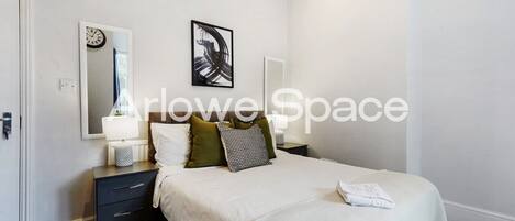 1 室のベッドルーム、デスク、アイロン / アイロン台、WiFi (無料)