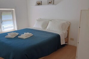 2 bedrooms, iron/ironing board, free WiFi, bed sheets - Gorgeous apartment 10 min walk to Lake, 5 min walk to downtown (Caldonazzo)