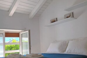 2 bedrooms, iron/ironing board, free WiFi, bed sheets - Gorgeous apartment 10 min walk to Lake, 5 min walk to downtown (Caldonazzo)