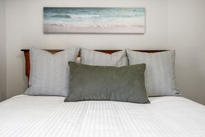 3 bedrooms, desk, WiFi, bed sheets