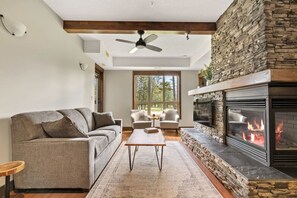 Smart-TV, Kamin, Arbeitsbereiche