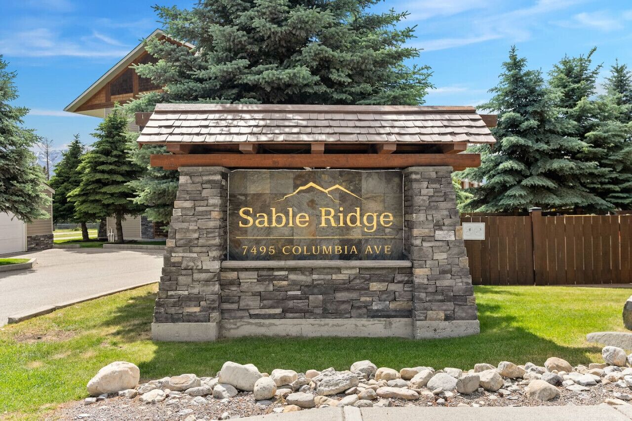 En stenskilts med texten ”Sable Ridge 7495 Columbia Ave” som markerar ett bostadsområde.