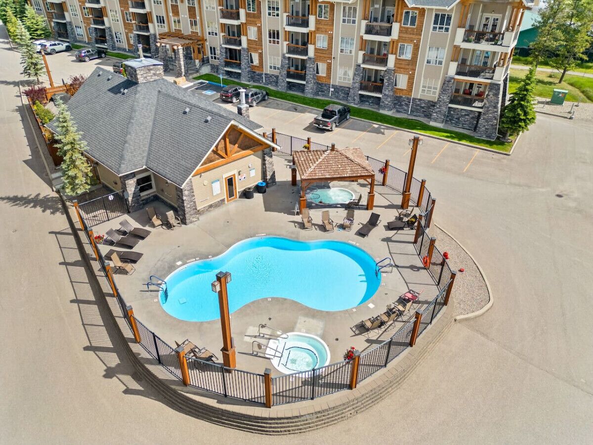 Un hôtel doté d’une piscine, d’un espace extérieur aménagé et d’une zone couverte.
