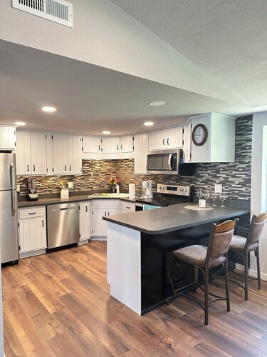 Cozy 2-bedroom bungalow in delightful Luverne with WiFi, AC