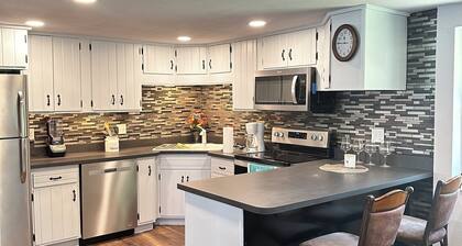 Cozy 2-bedroom bungalow in delightful Luverne with WiFi, AC