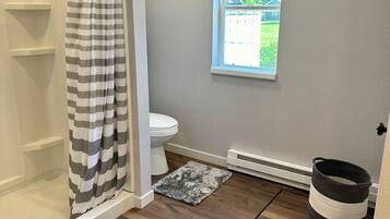 Dusche, Haartrockner, Handtücher, Toilettenpapier