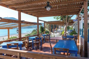 Outdoor dining - Seafront apartment in the bay of Kefalos, Kos (Kefalos)