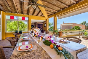 Outdoor dining - Villa Sobreiro with spacious living areas and a serene ambiance. (Albufeira)