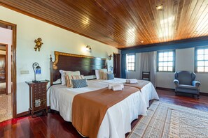 3 bedrooms, iron/ironing board, free WiFi, bed sheets - Villa Sobreiro with spacious living areas and a serene ambiance. (Albufeira)