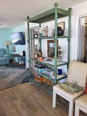 Living area - Charming 2-bedroom house with AC, WiFi in amazing Sarasota (Sarasota)