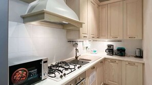 Een koelkast, een microgolfoven, een oven, een kookplaat