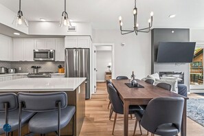 Fridge, microwave, oven, stovetop - 2 Bed/2 Bath Sparrowhawk Resort-Top Floor-Sleeps 6 (Dead Man's Flats)