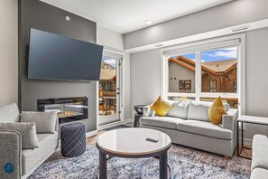 TV, fireplace - 2 Bed/2 Bath Sparrowhawk Resort-Top Floor-Sleeps 6 (Dead Man's Flats)