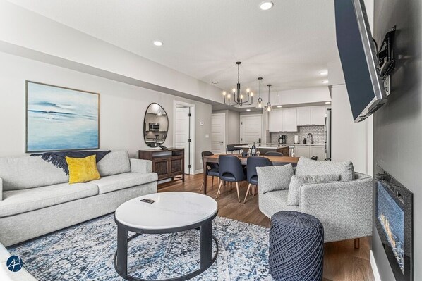 Televisión y chimenea 