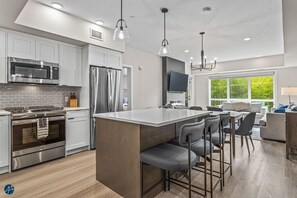 Een koelkast, een microgolfoven, een oven, een kookplaat