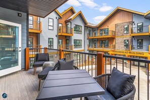 Outdoor dining - The Owl's Nest - 2Bd/2Bath Sleeps 8 (Dead Man's Flats)